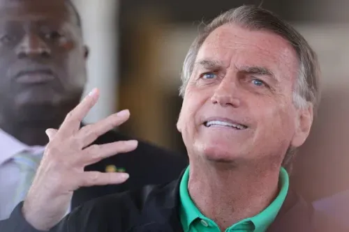 جايير بولسونارو يتحدث بحماس، مع تعبير وجه يظهر الإصرار، وسط أجواء توتر سياسي في البرازيل بعد مداهمة الشرطة لمنزله.