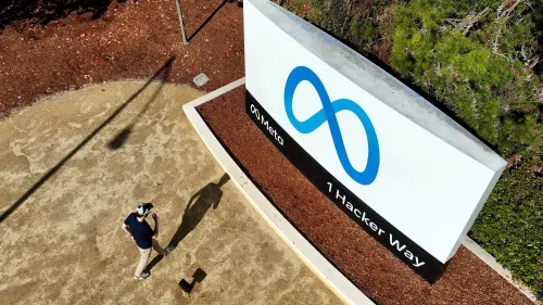 شخص يسير بالقرب من لافتة شركة ميتا التي تحمل شعار اللانهاية، في موقعها الرئيسي على \"1 Hacker Way\".