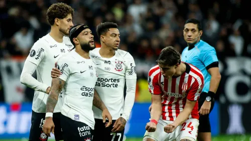 لاعبو كرة قدم برازيليون وأجانب في مباراة ضمن الدوري البرازيلي، يعكسون تحديات الإصلاحات المتعلقة بتقليل عدد الأجانب وتعزيز فرص الشباب.