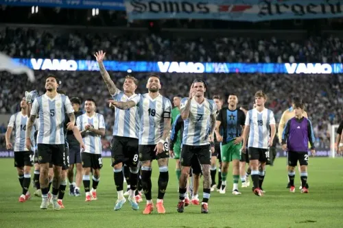 فرحة لاعبي منتخب الأرجنتين بعد الفوز الكبير 4-1 على البرازيل في تصفيات كأس العالم 2026، مع احتفالات الجماهير في الخلفية.