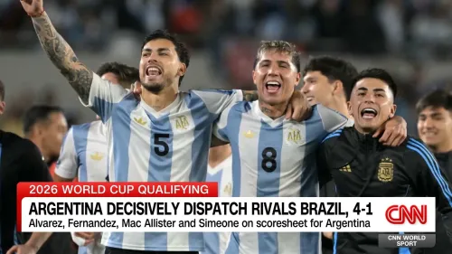 فرحة لاعبي منتخب الأرجنتين بعد الفوز الكبير 4-1 على البرازيل في تصفيات كأس العالم 2026، مع التركيز على الأداء القوي للفريق.