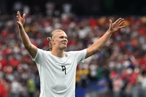 إيرلينغ هالاند يحتفل أمام الجماهير خلال مباراة النرويج في كأس العالم 2026، مع تركيز على دور الـ16 بين النرويج والبرازيل.