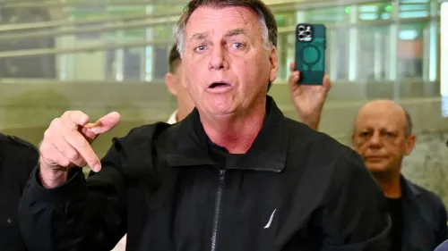 جايير بولسونارو يتحدث في مطار برازيليا، متهمًا المحكمة العليا بالاضطهاد السياسي بعد رفض استئنافه لمنع السفر.