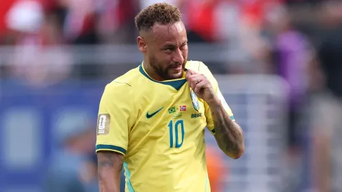نيمار يرتدي قميص منتخب البرازيل رقم 10 يظهر تعبيراً محبطاً خلال مباراة كأس العالم 2026 في نيوجيرسي.