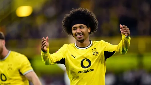 كاريم أدييمي لاعب بوروسيا دورتموند الألماني سابقاً يحتفل أثناء مباراة، قبل انضمامه رسمياً إلى برشلونة لتعزيز الهجوم.