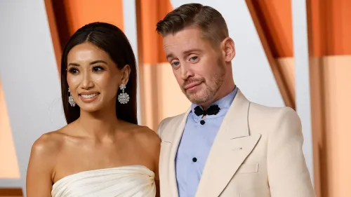 بريندا سونغ وماكولاي كولكين في حدث رسمي، حيث تتحدث سونغ عن تحديات تعليم كولكين مهارات الحياة اليومية.