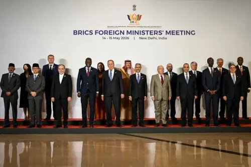 اجتماع وزراء خارجية تكتّل BRICS في نيودلهي، حيث يظهر الوزراء من دول مختلفة، مع التركيز على التعاون الدولي والتحديات الإقليمية.