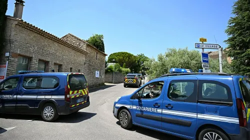 سيارات شرطة متوقفة في قرية غولت الفرنسية، حيث وقع إطلاق نار بعد حفل زفاف، ما أسفر عن مقتل العروس وإصابة زوجها وطفل.