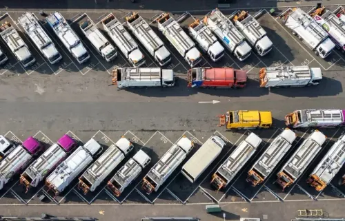 صورة جوية لمستودع شاحنات جمع القمامة في برمنجهام، تُظهر صفوفًا من الشاحنات المتوقفة، مما يعكس تأثير إضراب عمال النظافة على الخدمة.