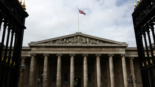 مبنى المتحف البريطاني في وسط لندن، يحمل العلم البريطاني فوقه، مع أبواب مغلقة نتيجة إغلاق جزئي بسبب اعتداء تكنولوجي.