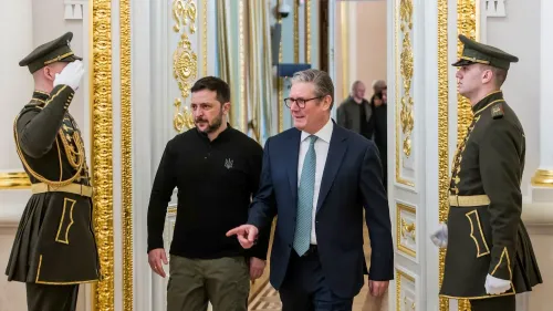 زيارة كير ستارمر إلى كييف مع الرئيس زيلينسكي، حيث يناقشان تعزيز التعاون الأمني بين أوكرانيا والمملكة المتحدة.