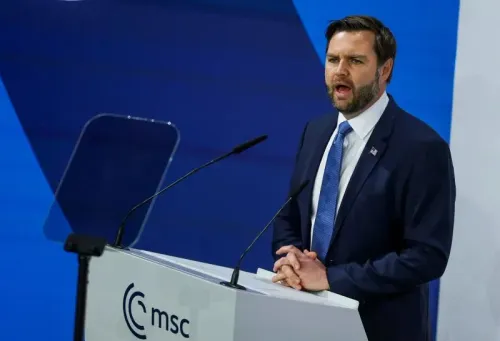 نائب الرئيس الأمريكي جيه دي فانس يلقي خطابًا في مؤتمر، مع التركيز على قضايا حرية التعبير في المملكة المتحدة وأوروبا.