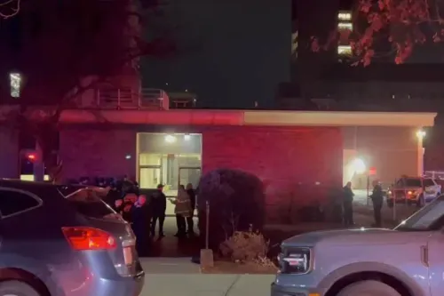 موقع الحادث في جامعة براون بعد إطلاق نار، يظهر رجال الشرطة والمستجيبون الأوائل يتجمعون أمام المبنى في الليل.