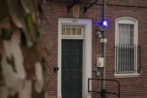 مدخل أحد مباني جامعة براون، يظهر ضوء أمان أزرق، في سياق تعزيز الإجراءات الأمنية بعد حادث إطلاق النار.