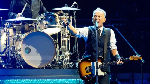 بروس سبرينغستين يؤدي على المسرح في مانشستر، معربًا عن انتقاداته للرئيس ترامب ودعوة للجمهور للوقوف ضد الاستبداد.