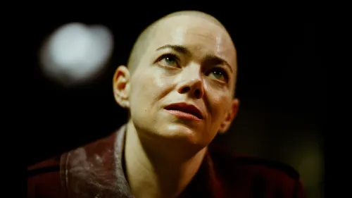 تظهر إيما ستون في مشهد درامي من فيلم "بوغونيا"، حيث تعبر عن مشاعر القلق والتوتر في مواجهة كائنات فضائية.