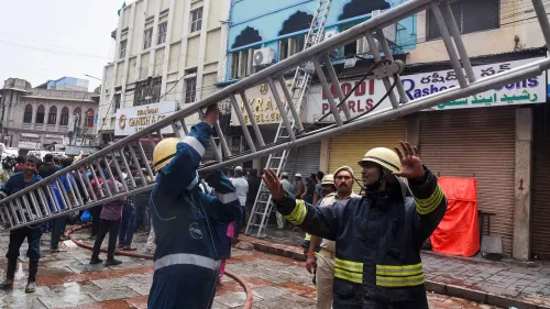 رجال الإطفاء يعملون في موقع حريق بمبنى قرب نصب تشارمينار في حيدر أباد، حيث تم إنقاذ العديد من الأشخاص بعد الحادث.