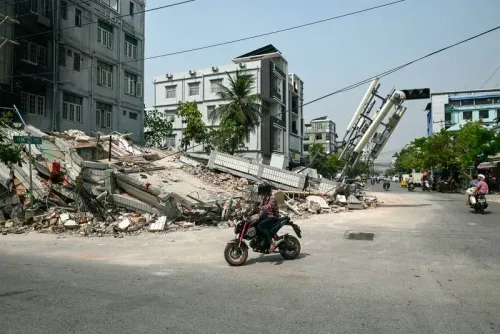 انهيار مبانٍ في ميانمار بعد زلزال قوي، مع دراجات نارية تسير بجوار الأنقاض، مما يبرز آثار الكارثة على المدينة.