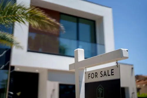 لافتة "للبيع" أمام منزل حديث التصميم في لوس أنجلوس، تعكس التغيرات في سوق الإسكان واهتمام المشترين المتزايد بالصفقات الجيدة.