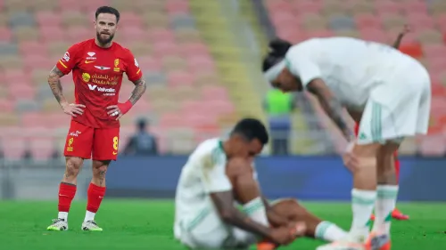 لاعبو الأهلي يظهرون الإحباط بعد قرار تحكيمي مثير للجدل في مباراة القادسية بالدوري السعودي، مع التركيز على تقنية الفيديو VAR.