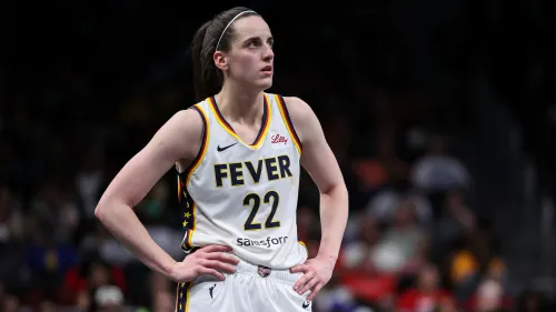 كيتلين كلارك، لاعبة إنديانا فيفر، تظهر في الملعب أثناء مباراة، بعد إعلان غيابها بسبب إصابة في الفخذ الأيسر.