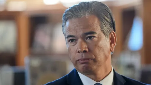 مدعي عام الولاية روب بونتا يتحدث عن اتهام ثلاثين ضابطًا في مركز احتجاز الأحداث بتسهيل الشجارات بين الشباب.