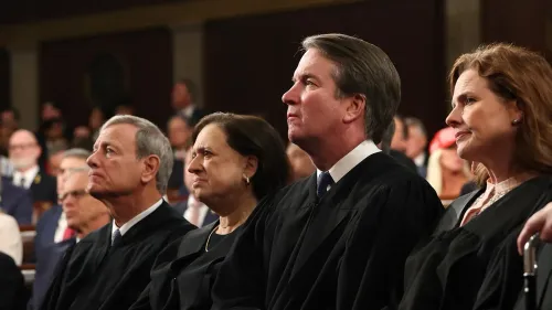 مجموعة من القضاة في المحكمة العليا الأمريكية، بما في ذلك القاضي بريت كافانو، خلال جلسة رسمية.