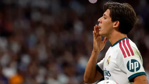 آردا جولر لاعب ريال مدريد التركي يحتفل بعد صناعة هدف في مباراة الدوري الإسباني ضد رايو فايكانو على ملعب سانتياغو برنابيو.