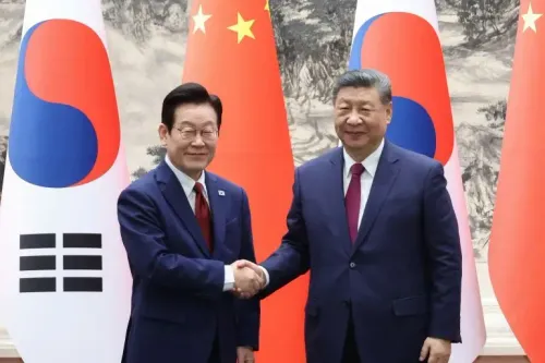 رئيسا الصين وكوريا الجنوبية يتصافحان خلال قمة لتعزيز العلاقات الثنائية، وسط توترات إقليمية متزايدة.
