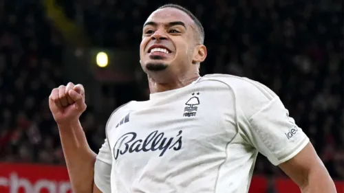 لاعب الدفاع البرازيلي Murillo يحتفل بفوز Nottingham Forest، رمز القوة الدفاعية في الدوري الإنجليزي الممتاز.