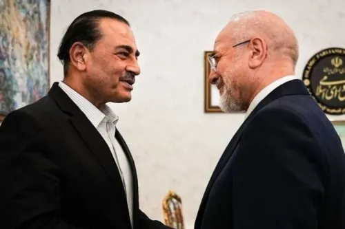 لقاء دبلوماسي بين المشير الباكستاني عاصم منير ورئيس البرلمان الإيراني محمد باقر قاليباف في طهران خلال جهود الوساطة لإعادة المفاوضات مع واشنطن.