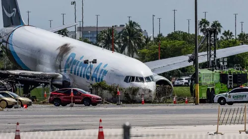 طائرة شحن من طراز Boeing 767 تابعة لـ Amazon Air انزلقت من مدرج مطار ميامي واصطدمت بسيارتين، مما أسفر عن مقتل خمسة أشخاص ونجاة الطيارين بجروح طفيفة.