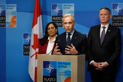 رئيس الوزراء الكندي مارك كارني يتحدث خلال مؤتمر صحفي حول فرض تعريفة جديدة على واردات الصلب لحماية الصناعة المحلية.