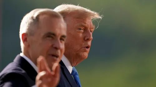 وزير المالية الكندي فرانسوا فيليب شامبين مع الرئيس الأمريكي دونالد ترامب، يتحدثان حول المفاوضات التجارية بين كندا والولايات المتحدة.