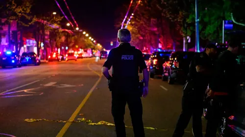 مشهد لشرطة فانكوفر تتعامل مع حادث مميت حيث صدمت سيارة حشدًا من الناس، مما أسفر عن مقتل 11 شخصًا وإصابة آخرين.