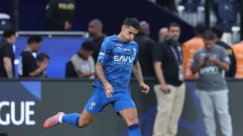 المدافع البرتغالي João Cancelo يرتدي زي الهلال الأزرق أثناء تسخين قبل مباراة دوري روشن، وسط توتر مستمر حول مستقبله مع الفريق.