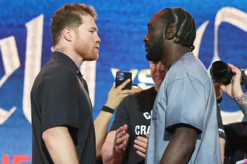 مواجهة بين الملاكمين كانيلو ألفاريز وتيرينس كروفورد، حيث يركزان على النزال الكبير المرتقب في لاس فيجاس.