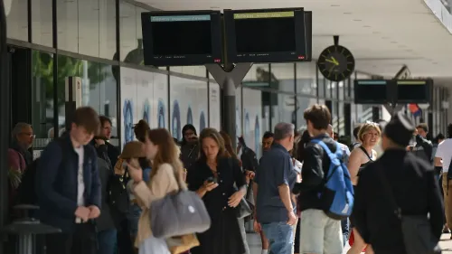 ازدحام كبير أمام قصر المهرجانات في كان، حيث يتجمع الحضور وسط انقطاع الكهرباء وتأثيره على المهرجان السينمائي.