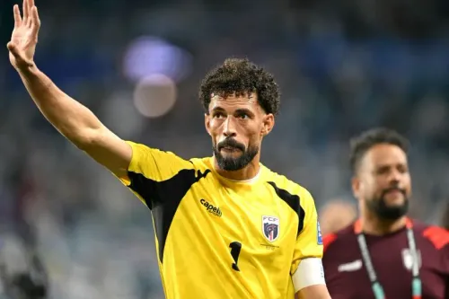 حارس مرمى منتخب كابو فيردي يلوح بيده للجماهير خلال مباراة كأس العالم، مع التركيز على فخر وتألق الفريق في البطولة.