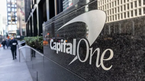 شعار كابيتال وان على واجهة المبنى، يعكس الجدل حول اتهامات البنك بخداع المستهلكين بشأن أسعار الفائدة على حسابات التوفير.