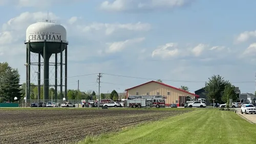موقع الحادث في قرية تشاتام، حيث يظهر مبنى المخيم مع وجود سيارات الطوارئ، بعد حادث اصطدام مميت أسفر عن وفاة أربعة أطفال.