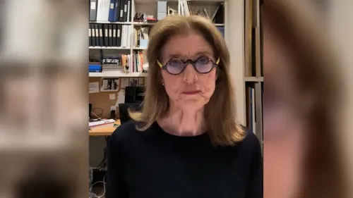 كارولين كينيدي تتحدث بجدية أثناء التحذير من ابن عمها روبرت كينيدي جونيور، مشيرةً إلى سلوكه المقلق وآرائه حول اللقاحات.