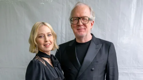 كونز وليتس يبتسمان معًا في حدث، حيث تتحدث كونز عن زواجهما المفتوح في برنامج بودكاست.