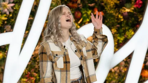 تؤدي سامانثا راي أغنية "آمل أن ترقص" في برنامج "أمريكان أيدول"، تعبيرًا عن مشاعرها تجاه شقيقتها الراحلة، وسط تفاعل مؤثر من الحكام.