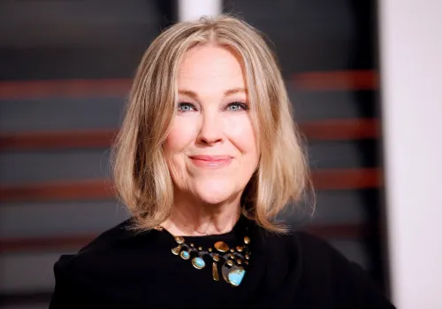 تظهر كاثرين أوهارا، الممثلة الكوميدية الكندية، بابتسامة دافئة، مع تسريحة شعر مميزة، في مناسبة عامة.