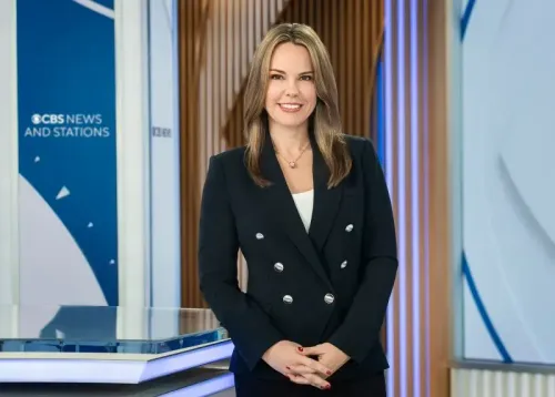 مديرة شبكة سي بي إس نيوز، ويندي ماكماهون، تظهر مبتسمة في استوديو الأخبار، تعكس التوترات الأخيرة في الشبكة بسبب الضغوط السياسية.
