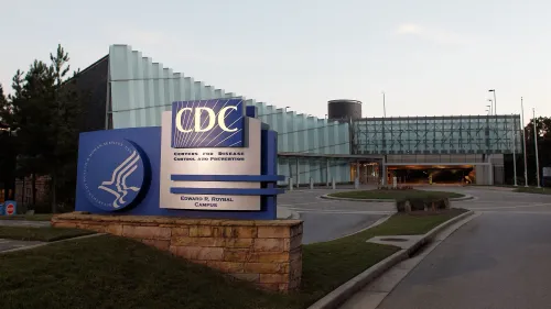 شعار مراكز السيطرة على الأمراض والوقاية منها (CDC) أمام مبنى إداري حديث، يبرز التغييرات الصحية العالمية في ظل الأوامر الجديدة.