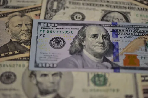 أوراق نقدية بالدولار الأمريكي تبرز تراجع حيازة البنوك المركزية للدولار مع تصاعد المخاطر الجيوسياسية وتحول نحو الذهب والعملات البديلة.