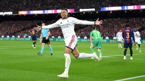 كيليان مبابي يحتفل بهدفه الحاسم الثاني في مباراة ريال مدريد ضد برشلونة، معززاً رقمه القياسي بـ100 هدف للنادي.