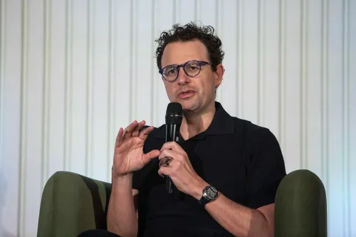 داريو أمودي، الرئيس التنفيذي لشركة Anthropic، يتحدث في حدث، مع التركيز على قضايا الذكاء الاصطناعي والعلاقات الحكومية.